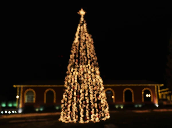 Рождественская елка со светящимися огнями — стоковое фото