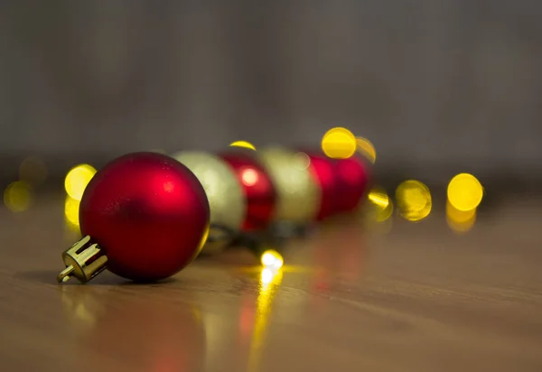 Boules rouges et dorées de Noël avec bokeh — Photo