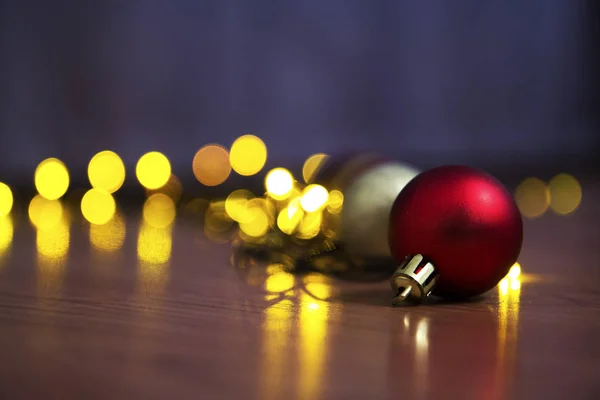 圣诞红和金色球与景 — 图库照片