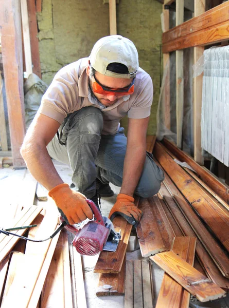 Hombre construyendo una casa y workimg con madera — Foto de Stock