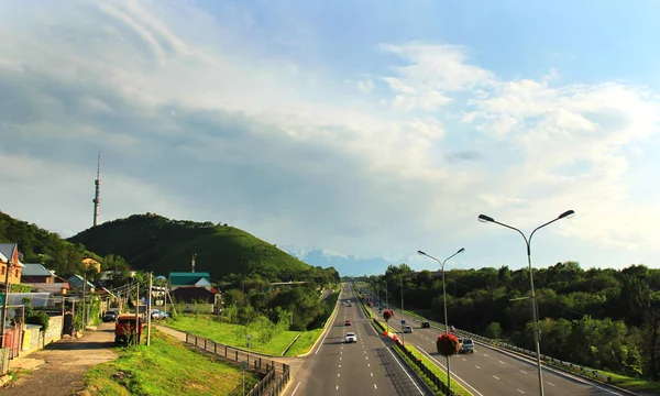 Almatı, Kazakistan, görünümüne Doğu yan yol Otoban ve Kok-Tobe
