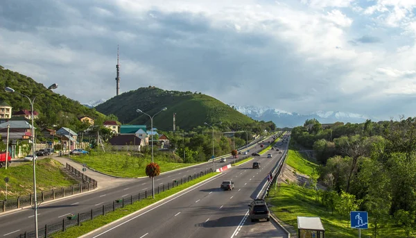 Almatı, Kazakistan, görünümüne Doğu yan yol Otoban ve Kok-Tobe