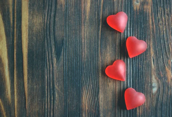 红色的心，在木制的背景下，情人节的概念 — 图库照片