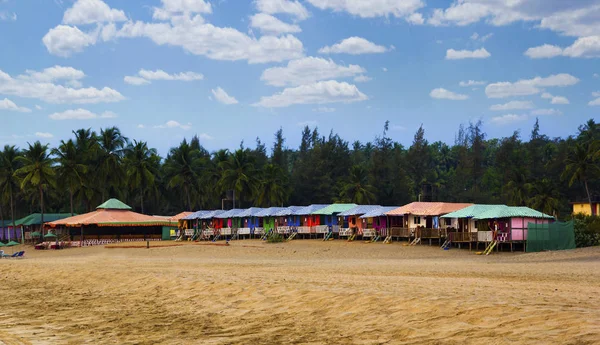 Coloridas cabañas en la playa de Agonda con palmeras en Goa, India —  Fotos de Stock