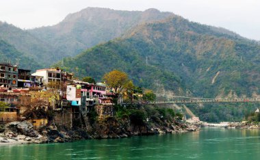 Rishikesh, Hindistan - Ganga nehir, sadık jhula köprü ve renkli evler görünümüne
