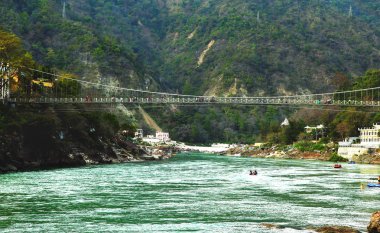 Rishikesh, Hindistan - görünüm Ganga nehir ve sadık jhula Köprüsü