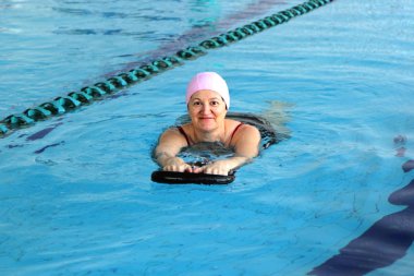 Yüzme havuzunda orta yaşlı bir kadın