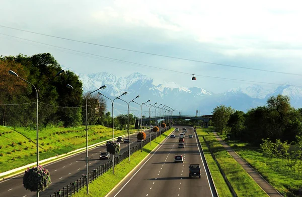 Almatı, Kazakistan, görünümüne Doğu yan yol Otoban ve teleferik