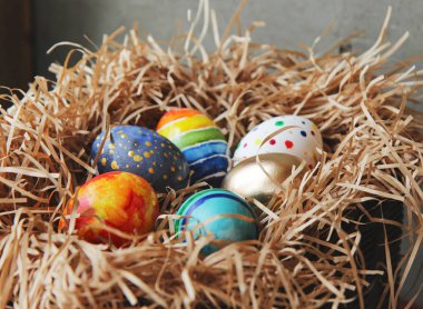 Renkli yumurta yuvada, yakın çekim