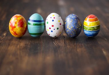 Ahşap arka plan üzerinde renkli yumurta