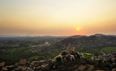 Hampi, Hindistan. Gün batımında Hanuman tapınaktan görüntülemek.