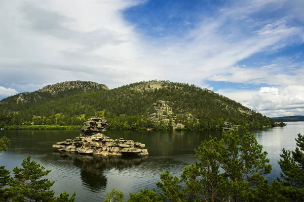 Borovoe Gölü ve taş sculprure jumbaktas, Kuzey Kazakistan'ın Burabay Milli Parkı.