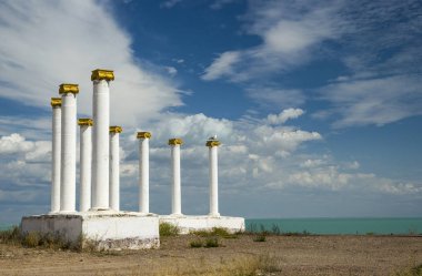Priozersk City, Balkaş Gölü tarafından Kazakistan Beyaz colonnade.