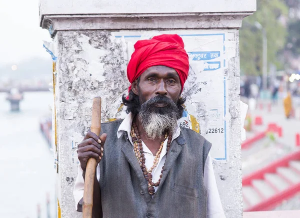 HARIDWAR, INDIA - MARCH 23, 2014: Sadhu portrait on the bridge of Ganga river. — Stock Photo, Image