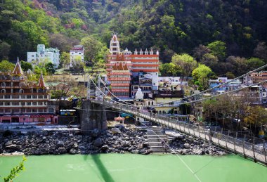 Rishikesh, Hindistan - 03 Nisan 2014 - Ganga nehir, köprü ve tapınak ana görünüme.