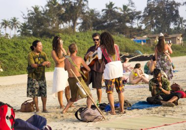 Arambol Beach, Goa, Hindistan - 15 Şubat 2013 - insanlar sahilde rahatlatıcı.