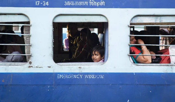 ХАРИДВАР, Индия - 04 апреля 2014 года - Индийская девушка в поезде смотрит в окно и улыбается . — стоковое фото