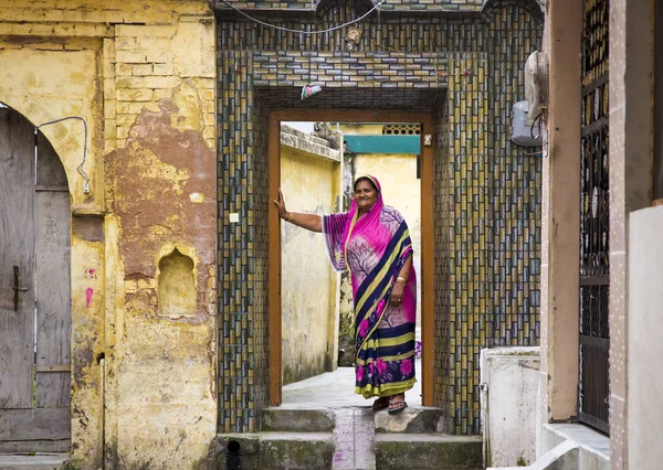 Haridwar, Indien - 23. März 2014: Indianerin trägt bunten Sari in der Tür. — Stockfoto