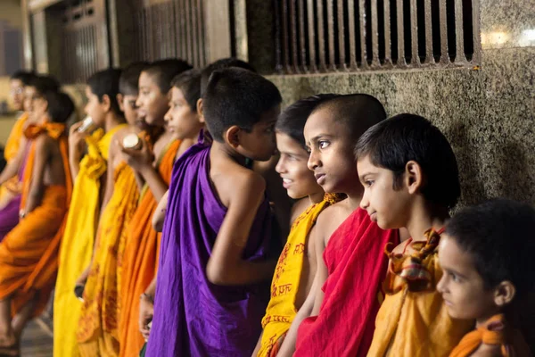 Udupi, India - 05 februari, 2014 - weinig monniken, Indiase kinderen in een klooster — Stockfoto