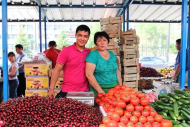 Almatı, Kazakistan - 30 Mayıs 2014 - yeşil ın Bazaarı. Meyve ve sebze satıcıları.