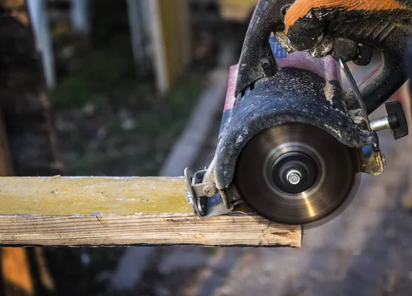 Manos masculinas con sierra circular mientras se trabaja con madera — Foto de Stock