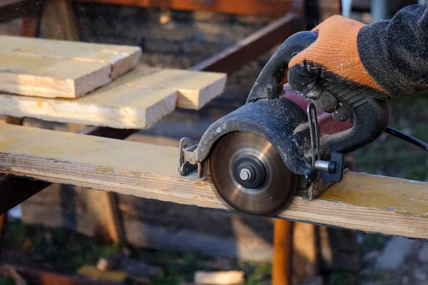 Manos masculinas con sierra circular mientras se trabaja con madera — Foto de Stock