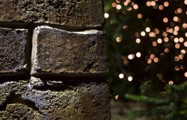 Parlayan ışıklar ile tuğla duvar Noel arka plan