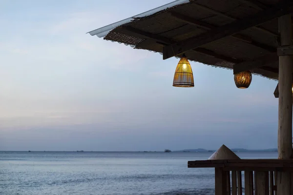 Acogedora cafetería con lámparas de bambú y sombrero cónico vietnamita en el fondo del mar —  Fotos de Stock