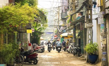 Ho Chi Minh city, Vietnam - 15 Aralık 2017 - insanlar Bisiklet arka sokakta
