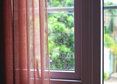 Bahar penceresinde üzerinde yağmur damlaları