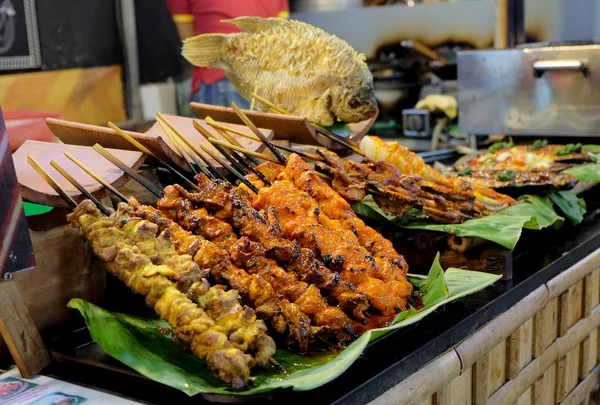 Fried meat with sticks, street food market in Vietnam, Ho Chi Minh city — Stock Photo, Image