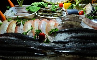 Deniz ürünleri ve balık Market buzda farklı