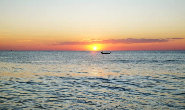Tradizionale asiatico barca a il bello tramonto — Foto Stock