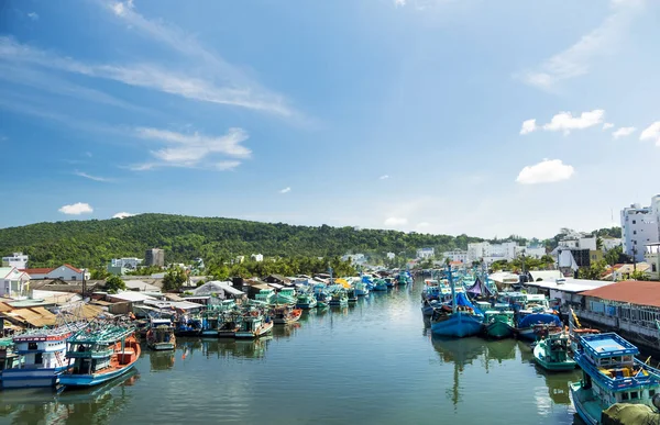Renkli balıkçı tekneleri bir liman. Phu Quoc Adası, Vietnam.