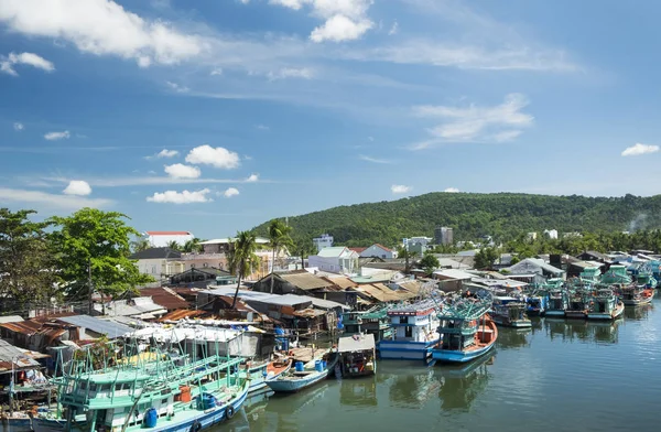 Barcos de pesca coloridos em um porto. Ilha Phu Quoc, Vietname . — Fotografia de Stock