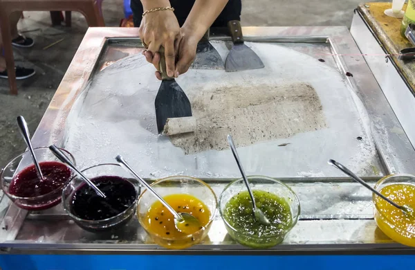 Process of making traditional fruit ice cream at night market — Stock Photo, Image