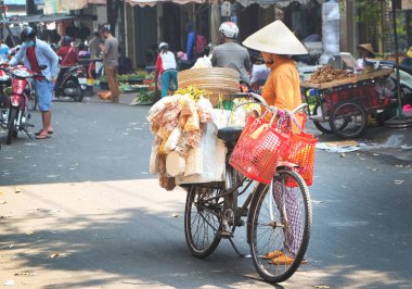 Ho Chi Minh city, Vietnam bir pazarda bisikletle kadın satıcı