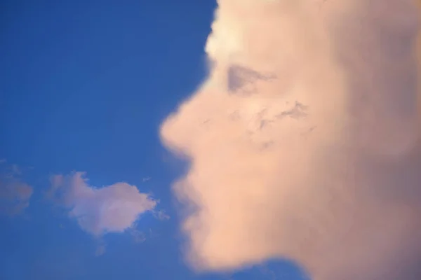Nubes en forma de cara humana en el cielo —  Fotos de Stock