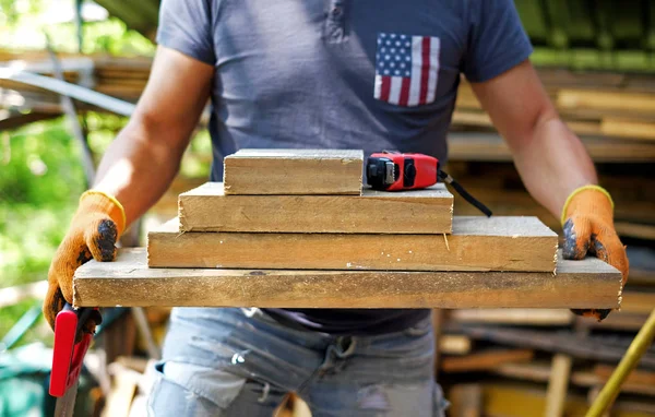 Carpintero sosteniendo madera en las manos — Foto de Stock