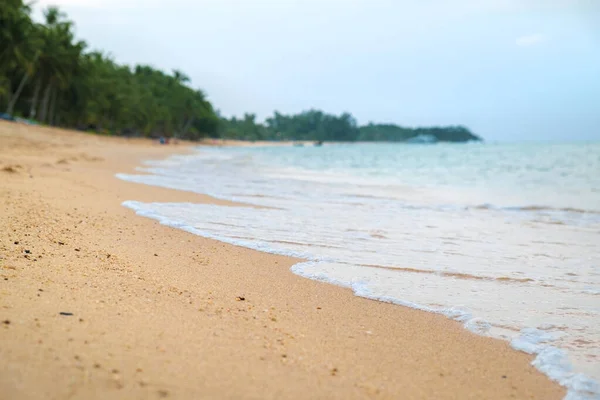 Hermosa playa tropical, olas de cerca. Isla Samui Tailandia —  Fotos de Stock