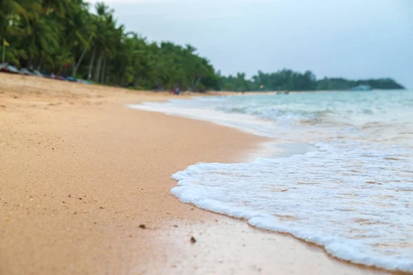 Hermosa playa tropical, olas de cerca. Isla Samui Tailandia —  Fotos de Stock