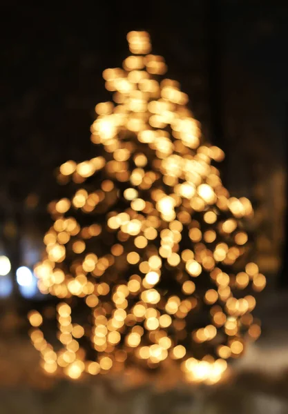 Kerstboom met gloeiende lichten — Stockfoto