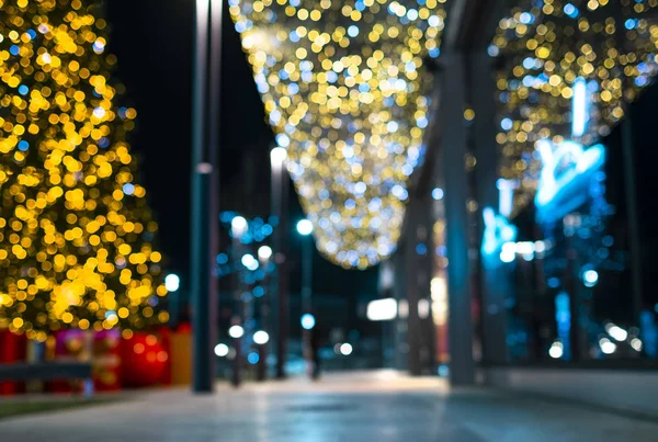 Різдвяний прикраса фону з золотими та синіми вогнями, що світяться — стокове фото