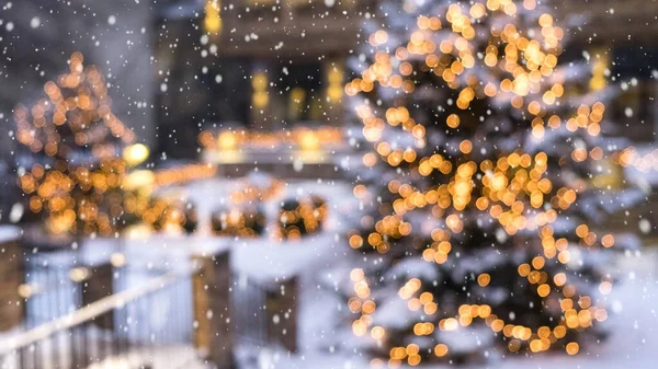 Christmas tree with lights glowing, snow falling. — Stock Photo, Image