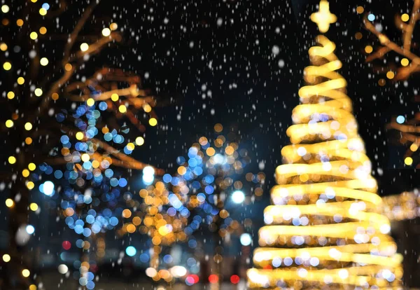 Різдвяний прикраса фон з золотими і синіми вогнями, що світяться, падає сніг . — стокове фото