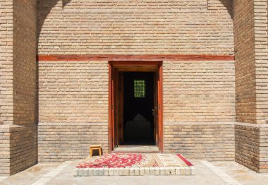 11. yüzyılın antik mimari anıtına giriş, Karakhan Anıtmezarı, Taraz Şehri, Kazakistan.