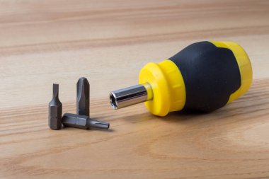 Tornavida ile üç bit ahşap masa üzerinde