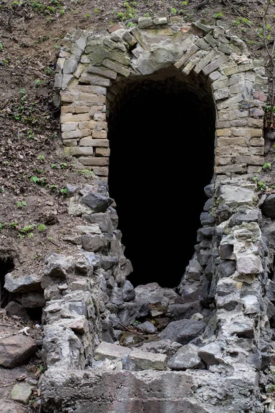 Alter Ziegelstolleneingang — Stockfoto