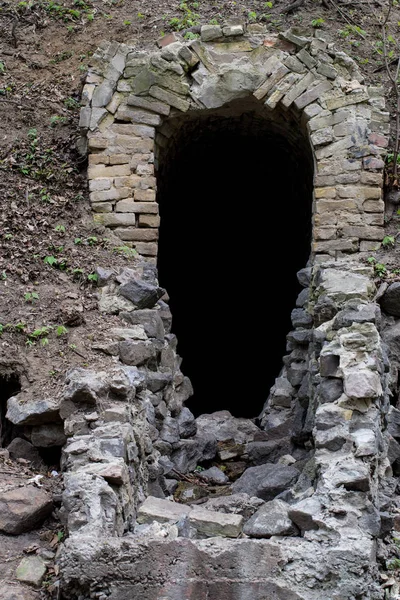 오래 된 벽돌 터널 입구 스톡 사진