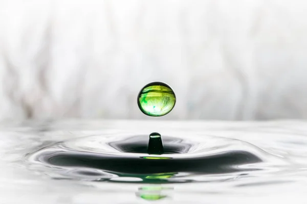 Green water drop bouncing — Stock Photo, Image
